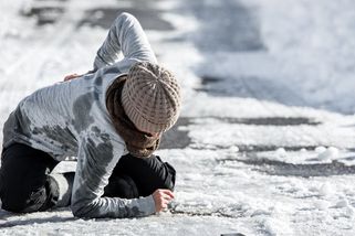 Zranění na zamrzlém chodníku? Víme, kdy máte nárok na odškodnění a co pro to musíte udělat - Proženy.cz